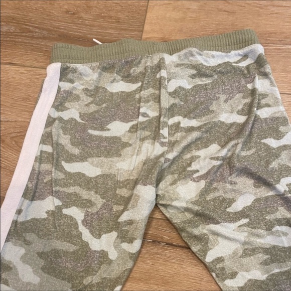 Victoria Secret PINK Super Soft, Cropped Camo Joggers. Worn once or twice. XS - Picture 5 of 6